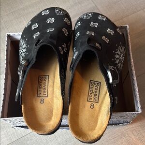 Bravest Studios Black paisley print Clogs